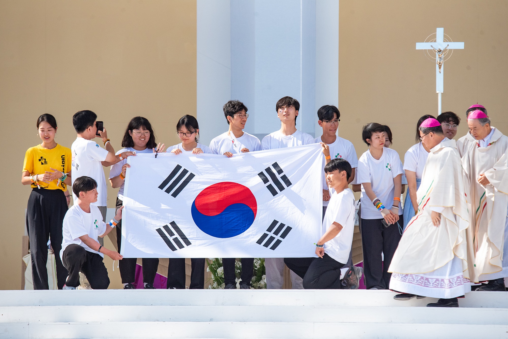 Perwakilan peserta Korea naik ke atas panggung setelah Paus Fransiskus mengumumkan pada misa tanggal 6 Agustus (waktu setempat) bahwa World Youth Day tahun 2027 akan diselenggarakan di Seoul, Korea. (Akun Flickr resmi World Youth Day tahun 2023) 