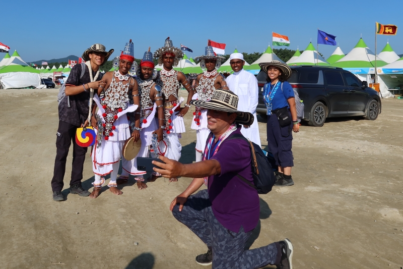 Pada sore hari tanggal 5 Agustus, para pramuka Sri Lanka mengenakan kostum tarian tradisional Sri Lanka bernama ves natuma dan mengambil foto kenang-kenangan dengan para pengunjung dan peserta dari negara lain di Jambore Pramuka Dunia Saemangeum 2023 yang digelar di Saemangeum, Buan-gun, Provinsi Jeollabuk. 