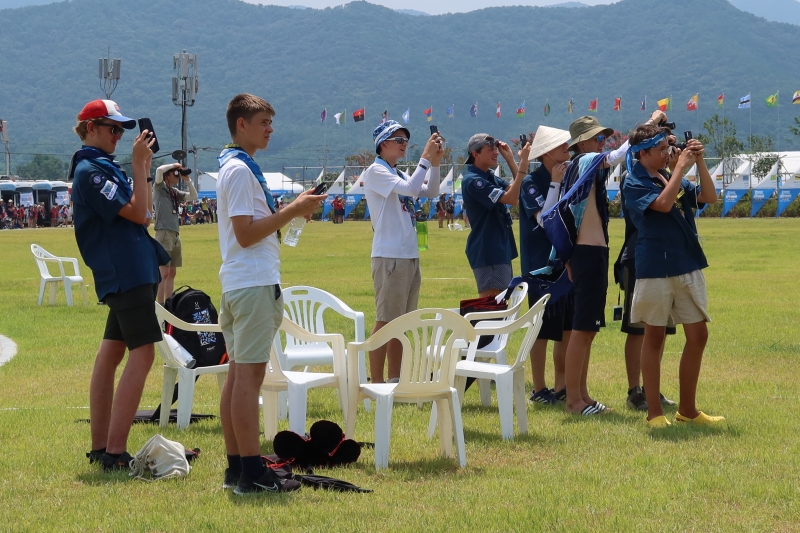 Pada sore hari tanggal 6 Agustus, para peserta jambore mengambil foto pertunjukan udara Black Eagles yang menjadi bagian dari Jambore Pramuka Dunia Saemangeum tahun 2023. Para peserta yang menonton pertunjukan itu berdecak kagum, terutama pada gerakan aerobatik luar biasa yang dilakukan oleh Black Eagles.