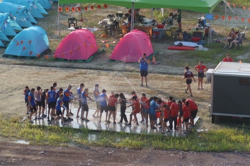 Para anggota pramuka melepas gerah dengan bermain air pada tanggal 6 Agustus di bumi perkemahan Jambore Pramuka Dunia Saemangeum tahun 2023 yang digelar di Saemangeum, Buan-gun, Provinsi Jeollabuk.