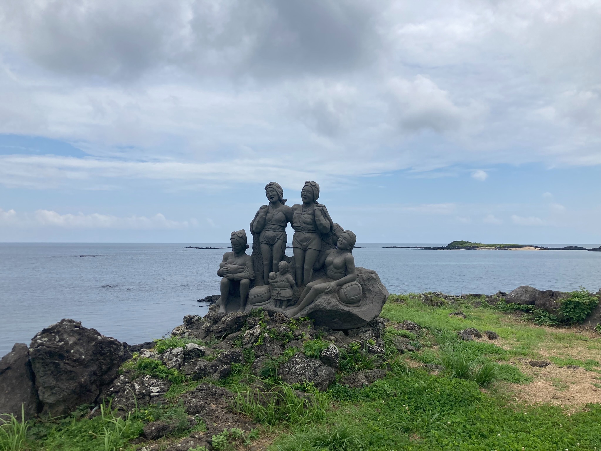 Patung haenyeo yang terletak di Gujwa-eup, Jeju. Haenyeo menyelam ke dasar laut tanpa menggunakan tabung oksigen. Mereka bisa menyelam tanpa bantuan alat hingga kedalaman 20 meter. (Charles Audouin)