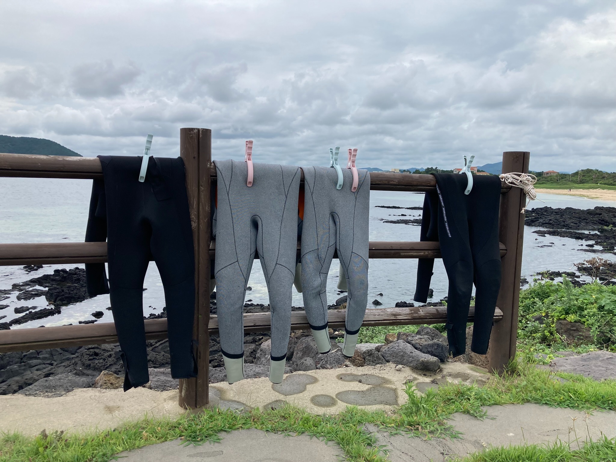 Pakaian-pakaian selam dijemur setelah aktivitas menyelam selesai pada tanggal 21 Juli lalu di Hado Fishing Experience Village, Gujwa-eup, Jeju. (Charles Audouin)