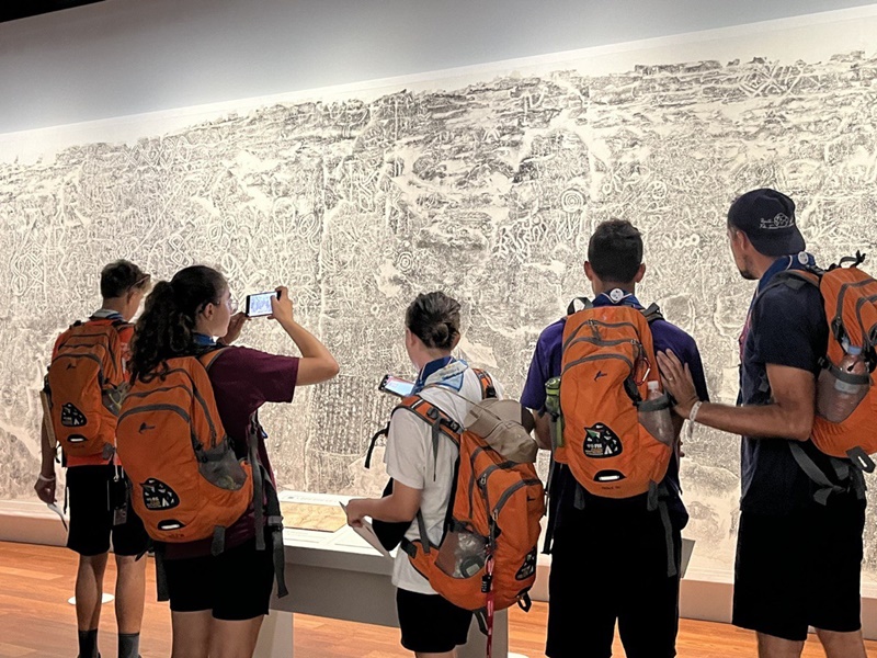 Para peserta Jambore Dunia Saemangeum yang berasal dari Italia menyaksikan pameran pada tanggal 10 Agustus di Museum Nasional Sistem Penulisan Dunia, Songdo, Incheon. 