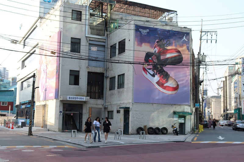 Sebuah poster promosi merek sepatu terkenal dipajang di tembuk sebuah bangunan di Seongsu-dong, Seongdong-gu, Seoul. 