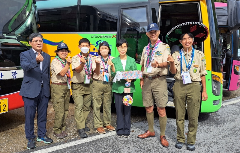 Para peserta Jambore Dunia Saemangeum asal Jepang berfoto bersama Bupati Danyang-gun, Lee Hye-ok (ketiga dari kanan), dan pejabat pemerintah Danyang-gun lainnya pada tanggal 11 Agustus. (Pemerintah Daerah Danyang-gun) 