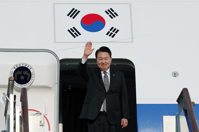 Presiden Yoon Suk Yeol memberikan salam saat naik Air Force One 1 pada tanggal 17 Agustus di Bandara Seoul di Seongnam, Provinsi Gyeonggi. (Jeon Han)