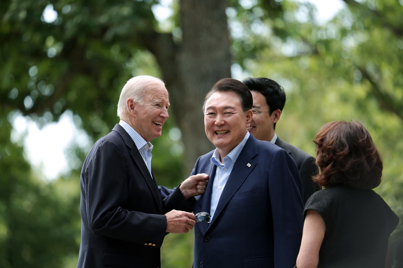 Presiden Yoon Suk Yeol (tengah) dan Presiden Joe Biden (kiri) menyapa satu sama lain pada tanggal 18 Agustus (waktu setempat) di Aspen, Camp David. Aspen merupakan tempat presiden AS beristirahat di vila peristirahatan Camp David. 