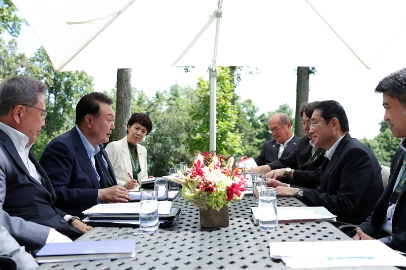 Presiden Yoon Suk Yeol berdialog dengan Perdana Menteri Fumio Kishida dalam KTT Korea-Jepang yang diselenggarakan pada tanggal 18 Agustus (waktu setempat) di Camp David, AS. 