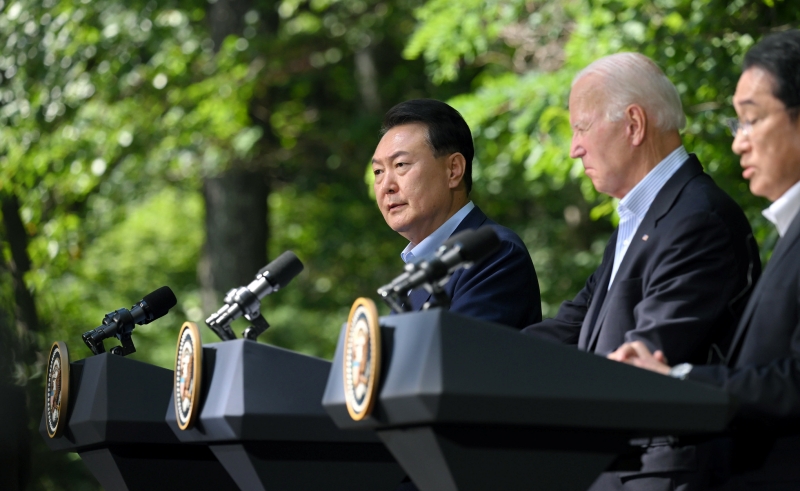 Presiden Yoon Suk Yeol (kiri) memberikan pernyataan pada konferensi pers bersama KTT Korea-AS-Jepang yang digelar pada tanggal 18 Agustus (waktu setempat) di Camp David, Negara Bagian Maryland, Amerika Serikat. 