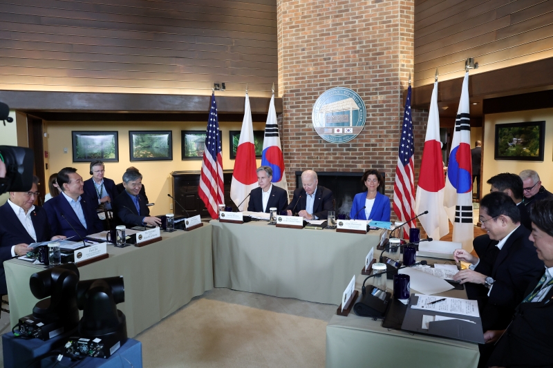 Presiden Yoon Suk Yeol (kedua dari kiri), Presiden Joe Biden (tengah), dan Perdana Menteri Fumio Kishida (kedua dari kanan) menghadiri KTT Korea-AS-Jepang yang digelar pada tanggal 18 Agustus (waktu setempat) di Camp David, Negara Bagian Maryland, Amerika Serikat. (Kantor Kepresidenan Republik Korea)