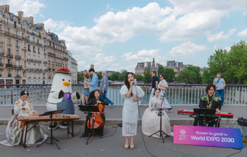 Grup musik fusion Korea Hwasumok Band menampilkan sebuah pertunjukan pada bulan Juni di atas jembatan di Sungai Seine di Parisuntuk mempromosikan bidding penyelenggaraan World Expo Busan 2030. (Pemerintah Kota Busan)