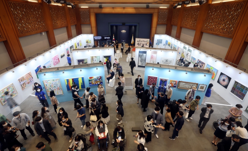 Para pengunjung menyaksikan karya-karya di pameran khusus Into the People, Into Harmony untuk seniman penyandang disabilitas yang digelar pada tahun 2022 di Chunchugwan, Cheong Wa Dae, Jongno-gu, Seoul. (Korea.net DB)