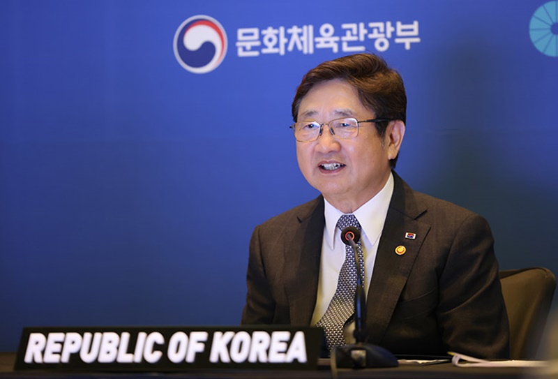 Menteri Kebudayaan, Olahraga, dan Pariwisata Park Bo Gyoon berbicara pada Pertemuan Menteri Kebudayaan Korea-Jepang yang diadakan secara daring pada tanggal 15 Juni lalu di Hotel Four Seasons di Jongno-gu, Seoul. (Kementerian Kebudayaan, Olahraga dan Pariwisata)