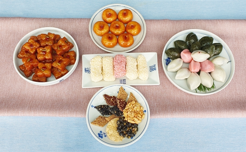 Berbagai camilan yang bisa dinikmati pada hari raya Chuseok. Dari kiri searah jarum jam: moyakgwa, Kaesong umegi, songpyeon, dan gangjeong. Makanan yang berada di tengah adalah yugwa. (Lee Kyoung Mi) 