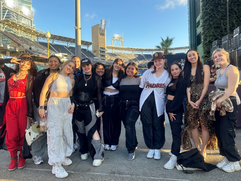 Dosen Jurusan Seni Tari San Diego State University, Chuyun Oh (kedua dari kanan), berfoto bersama para penari K-pop Performance pada tanggal 19 September (waktu setempat) di Petco Park, San Diego, Negara Bagian California, Amerika Serikat. Penampilan mereka pada hari itu merupakan bagian dari Korean Heritage Celebration yang digelar oleh San Diego Padres, salah satu tim bisbol profesional Amerika Serikat. 