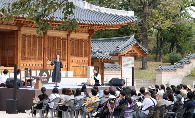  Penyanyi pansori Lee Seung-hee menampilkan Kisah Istana melalui Pansori (terjemahan tidak resmi), sebuah pertunjukan pansori (seni penceritaan tradisional Korea) kreatif yang menceritakan kisah restorasi Istana Gyeongbokgung di Festival Budaya Kerajaan Musim Gugur 2023 yang digelar pada pagi hari tanggal 13 Oktober di Heungbokjeon, Istana Gyeongbokgung, Seoul. Festival Budaya Kerajaan Musim Gugur 2023, yang dimulai pada hari ini, akan berlangsung hingga tanggal 18 Oktober. (Yonhap News)