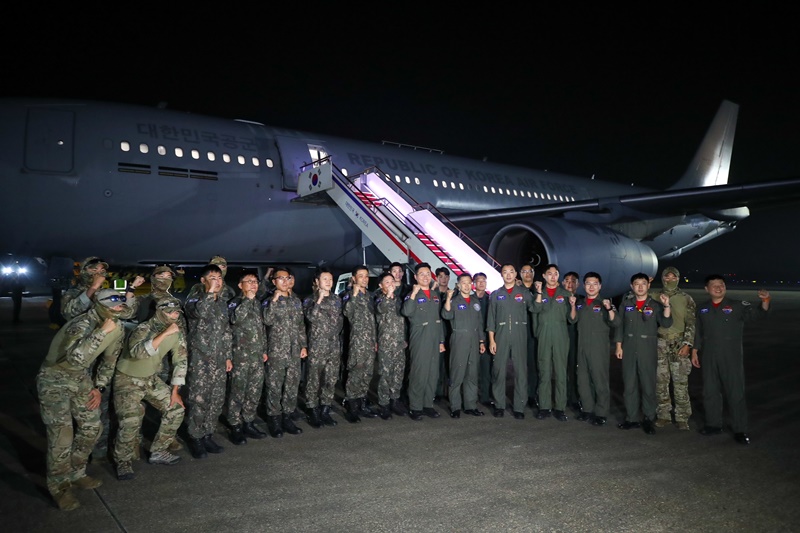 Para prajurit Angkatan Udara Korea yang tiba pada malam hari tanggal 14 Oktober di Bandara Seoul di Seongnam, Provinsi Gyeonggi mengambil foto peringatan di depan pesawat pengisian bahan bakar udara serbaguna KC-330 Cygnus dengan merayakan keberhasilan penyelesaian misi mereka. Pada hari itu, sebanyak 220 orang yang tinggal di Israel tiba di Korea melalui pesawat angkut militer. Mereka terdiri dari 163 orang warga Korea, 51 orang warga Jepang, dan 6 orang warga Singapura. (Harian Pertahanan Han Jaeho)