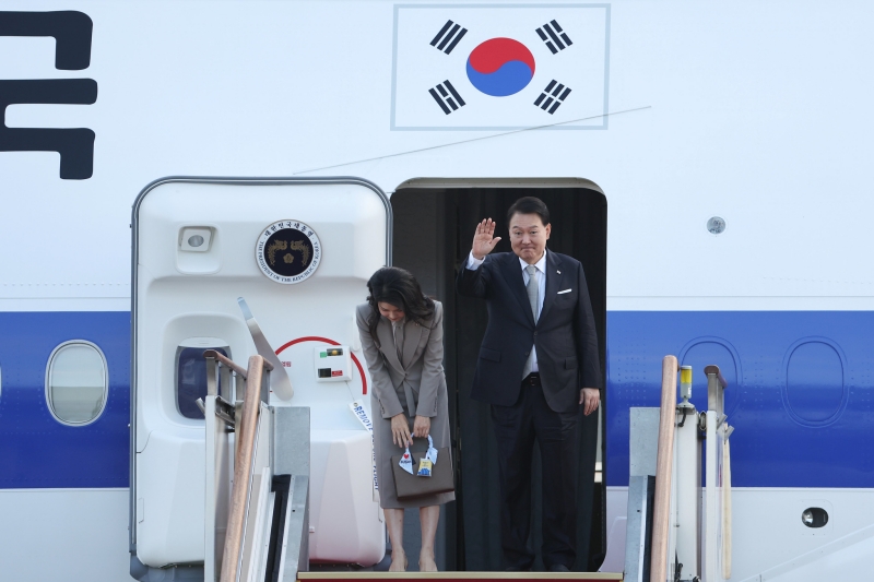 Presiden Yoon Suk Yeol akan menjadi presiden Korea pertama yang mengunjungi Arab Saudi dan Qatar secara resmi. Foto di atas menunjukkan Presiden Yoon dan Ibu Negara Kim Keon Hee yang memberikan salam di atas Air Force One sebelum berangkat menuju New York pada tanggal 17 September lalu. (Kim Sunjoo) 