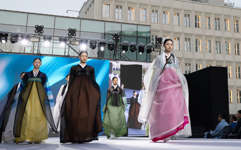 Para model terlihat sedang memperagakan koleksi hanbok milik Seodamhwa pada peragaan busana hanbok bertajuk Mimpi Kupu-kupu (terjemahan tidak resmi) yang digelar sebagai bagian dari Pekan Budaya Hanbok Tahun 2023 tanggal 20 Oktober di Seoul Museum of Craft Art, Jongno-gu, Seoul. (Kim Sunjoo) 