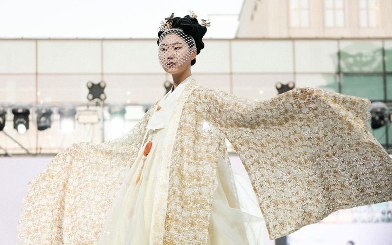 Seorang model memperagakan busana milik Kumdanje pada peragaan busana hanbok bertajuk Mimpi Kupu-kupu (terjemahan tidak resmi) yang digelar sebagai bagian dari Pekan Budaya Hanbok Tahun 2023 tanggal 20 Oktober di Seoul Museum of Craft Art, Jongno-gu, Seoul. (Instagram Kumdanje)