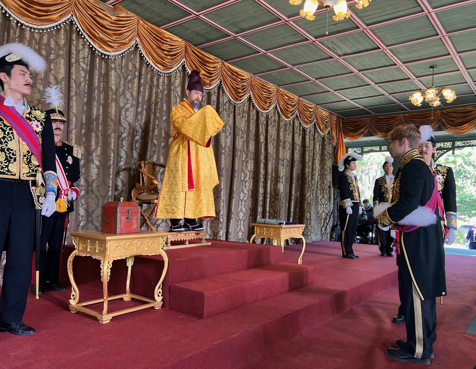 Sebuah reka ulang upacara penerimaan utusan negara asing pada masa Kekaisaran Korea diselenggarakan pada tanggal 20 Oktober lalu di Jeonggwanheon, Istana Deoksugung, Jung-gu, Seoul. Foto di atas menunjukkan sebuah reka ulang utusan dari Inggris bernama John Jordan yang sedang diterima oleh Kaisar Gojong. 