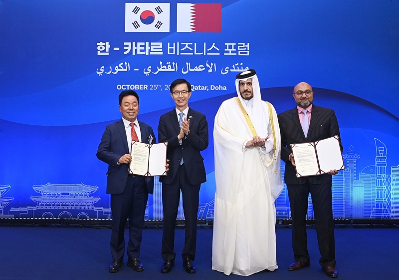 Menteri Perindustrian, Perdagangan, dan Sumber Daya, Bang Moon Kyu (kedua dari kiri) dan Menteri Perdagangan dan Industri Qatar Mohammed Bin Hamad Bin Qassim Al Abdullah Al Thani (ketiga dari kiri) menghadiri Forum Bisnis Korea-Qatar yang digelar pada tanggal 25 Oktober (waktu setempat) di sebuah hotel di Doha, Qatar dan mengambil foto peringatan sambil bertepuk tangan. (Kementerian Perindustrian, Perdagangan, dan Sumber Daya)