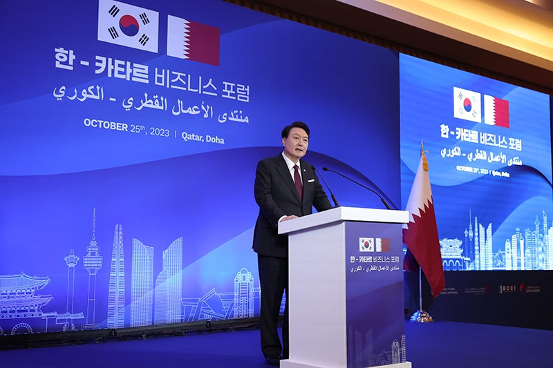 Presiden Yoon Suk Yeol yang sedang melakukan kunjungan kenegaraan ke Qatar memberikan pidato di Forum Bisnis Korea-Qatar yang digelar pada tanggal 25 Oktober (waktu setempat) di sebuah hotel di Doha, Qatar. (Kim Yong Wii, Kantor Kepresidenan Republik Korea)