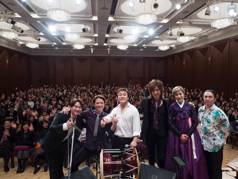 Min Yongchi (ketiga dari kiri) berfoto bersama para pengisi pertunjukan dan penonton setelah menyelesaikan pertunjukan Shinhanak X Trisonic yang digelar pada tanggal 2 Desember 2015 di Tokyo, Jepang. (Min Yongchi) 