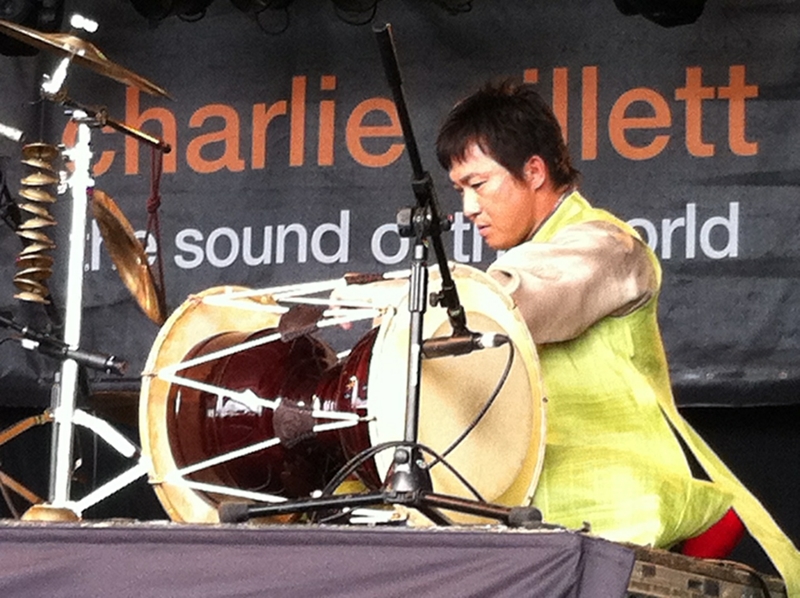 Min Yongchi terlihat sedang memainkan janggu (salah satu jenis drum tradisional Korea) pada World of Music and Dance yang digelar pada tanggal 9-12 Maret 2012 di New Plymouth, Selandia Baru. (Min Yongchi) 