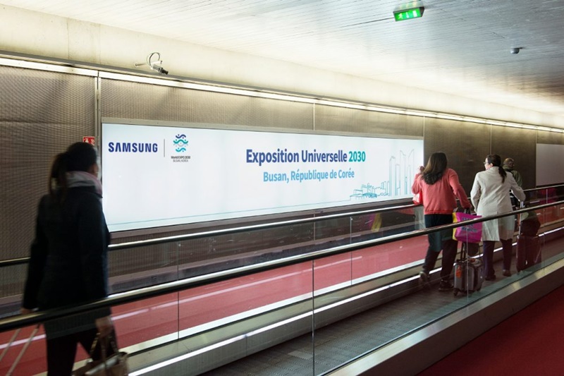 Sebuah iklan untuk mendukung penyelenggaraan World Expo 2030 di Kota Busan dipasang di aula kedatangan Terminal 2E Bandara Internasional Charles de Gaulle di Paris, Prancis. (Samsung Electronics)