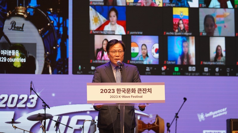 Kim Jangho, Direktur KOCIS, memberikan kata sambutan pada K-Wave Festival yang diselenggarakan pada tanggal 4 November di Teater Daloreum Teater Nasional, Jung- gu, Seoul.