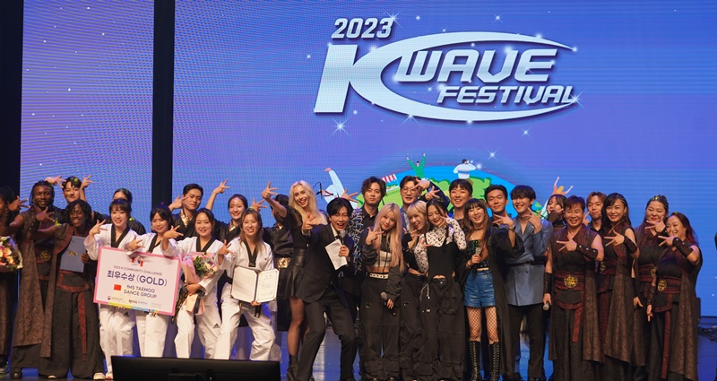 Para pemenang K-Community Challenge berfoto bersama pada K-Wave Festival yang diselenggarakan pada tanggal 4 November di Teater Daloreum Teater Nasional, Jung- gu, Seoul.
