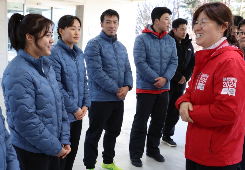 Wakil Menteri Kebudayaan, Olahraga, dan Pariwisata, Jang Mi-ran, melakukan inspeksi lapangan untuk fasiltas yang akan digunakan pada Olimpiade Remaja Musim Dingin Gangwon 2024. Foto di atas diambil saat Wamen Jang (kanan) sedang menginspeksi Alpensia yang terletak di Pyeongchang-gun pada tanggal 7 November lalu menyemangati para atlet yang sedang berada di fasilitas sliding Alpensia.