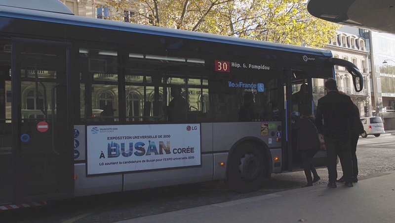 Sebuah bus kota berisi iklan dukungan untuk Busan Expo terlihat sedang beroperasi di Kota Paris, Prancis. 