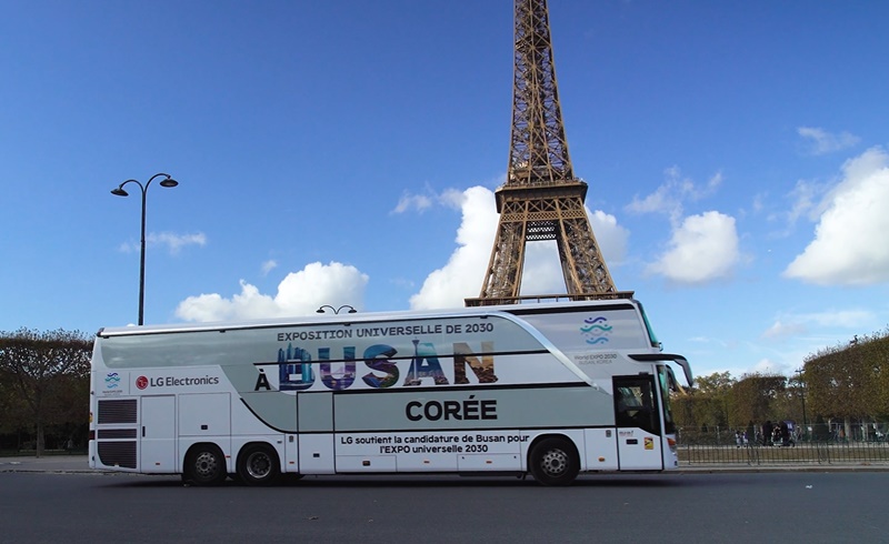 Sebuah bus yang berisi promosi Busan Expo terlihat sedang berjalan di depan Menara Eiffel pada tanggal 6 November (waktu setempat). 