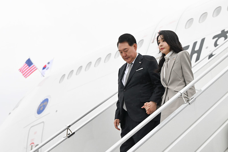 Presiden Yoon Suk Yeol dan Ibu Negara Kim Keon Hee terus melakukan usaha diplomasi hingga akhir tahun melalui kunjungan ke empat negara, yaitu Amerika Serikat, Inggris, Prancis, dan Belanda. Foto di atas menunjukkan Presiden Yoon dan Ibu Kim yang sedang turun dari pesawat Air Force One pada tanggal 18 September (waktu setempat) di Bandar Udara John F. Kennedy, New York. (Kang Min Seok, Kantor Kepresidenan Republik Korea)