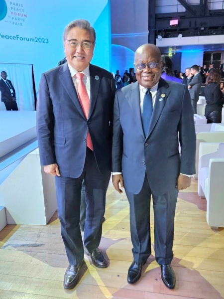 Menteri Luar Negeri Korea, Park Jin (kiri), berfoto bersama Presiden Ghana, Nana Addo Dankwa Akufo-Addo, pada Forum Perdamaian Prancis tanggal 10 November (waktu setempat) di Paris, Prancis. 