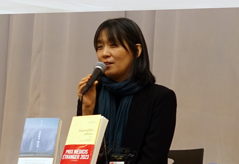 Han Kang terlihat sedang menjawab pertanyaan para wartawan pada konferensi pers mengenai penghargaan Prix Medicis yang ia terima untuk novelnya yang berjudul I Do Not Bid Farewell. Konferensi pers tersebut diadakan pada tanggal 14 November di Aula Penyiaran Korea, Yangcheon-gu, Seoul. (Munhakdongne) 