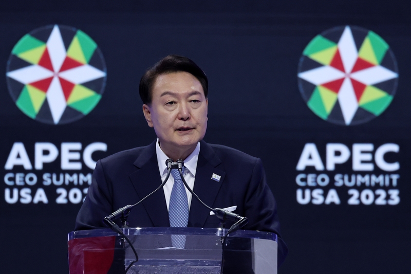 Presiden Yoon Suk Yeol terlihat sedang memberikan pidato utama pada APEC CEO Summit 2023 yang digelar pada tanggal 15 November (waktu setempat) di Moscone West Convention Center, San Fransisco, Amerika Serikat. (Yonhap News)