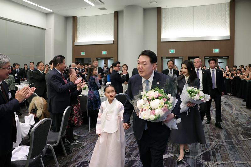 Presiden Yoon Suk Yeol dan Ibu Negara Kim Keon Hee terlihat sedang memasuki ruangan hotel setelah menerima buket bunga pada tanggal 15 November (waktu setempat). Presiden dan Ibu Negara bertemu dan berdialog dengan diaspora Korea yang berada di Amerika Serikat pada jamuan makan siang yang diselenggarakan di sebuah hotel di San Fransisco, AS. Dalam kata sambutannya, Presiden Yoon menekankan, Sejarah perkembangan aliansi antara Korea dengan AS adalah sejarah perkembangan diaspora Korea di AS. Anda semua telah berperan besar. (Kim Yong Wii, Kantor Kepresidenan Republik Korea) 