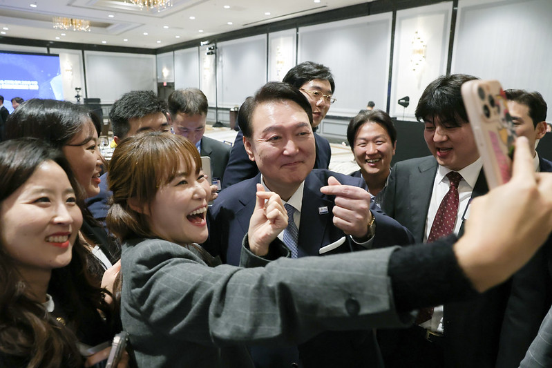 Presiden Yoon Suk Yeol terlihat sedang berfoto bersama para pemuda Korea yang hadir pada Dialog Bersama Generasi Masa Depan Korea di Amerika Serikat. Dialog tersebut digelar pada tanggal 15 November (waktu setempat) di sebuah hotel yang terletak di pusat Kota San Fransisco, AS. Dalam kata sambutannya, Presiden Yoon berkata, Saya bangga dan merasa yakin mengenai kehidupan dan masa depan berkat Anda semua. Anda adalah kekuatan utama yang akan membawa masa depan cerah untuk Korea dan juga dunia. (Kim Yong Wii, Kantor Kepresidenan Republik Korea)