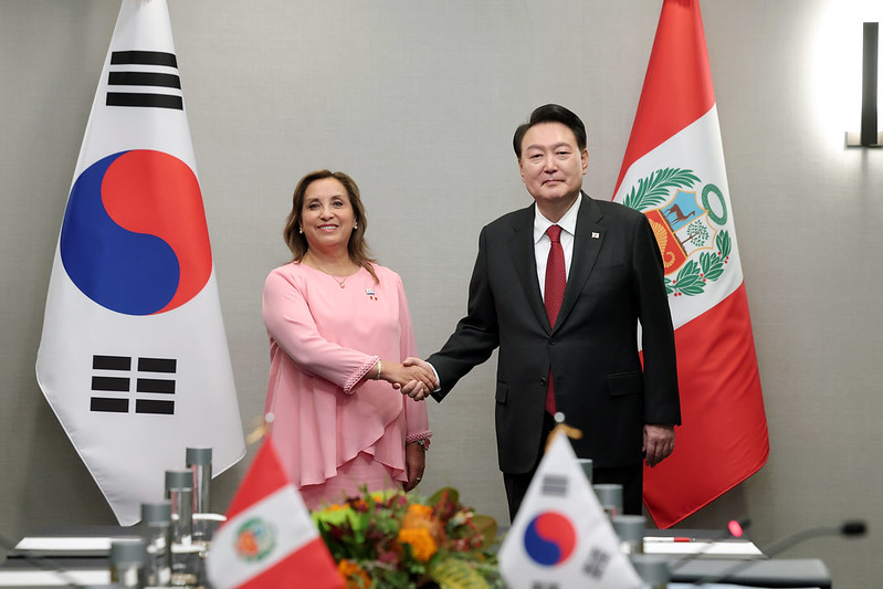 Presiden Yoon Suk Yeol (kanan) terlihat berjabat tangan dengan Presiden Peru, Dina Boluarte, pada KTT Korea-Peru yang diselenggarakan tanggal 16 November (waktu setempat) di San Fransisco, Amerika Serikat. Dalam KTT tersebut, Presiden Yoon berkata, Peru adalah negara sahabat lama yang berbagi nilai-nilai universal yang sama, sekaligus negara utama yang bekerja sama dengan Korea di Amerika Latin. Saya merasa KTT ini sangat bermakna karena Korea dan Peru merayakan 60 tahun hubungan diplomatik pada tahun ini. Presiden Boluarte lalu menjawab, Kami berharap bisa mempererat kerja sama dengan Korea, terutama dalam bidang digital dan AI (kecerdasan buatan). (Kim Yong Wii, Kantor Kepresidenan Republik Korea)