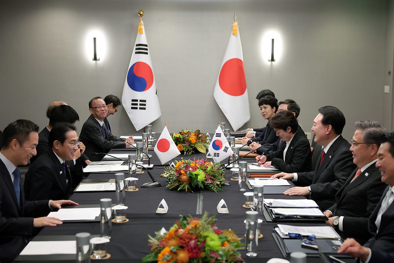 Presiden Yoon Suk Yeol dan Perdana Menteri Jepang, Fumio Kishida, terlihat sedang menghadiri KTT Korea-Jepang yang digelar pada tanggal 16 November (waktu setempat) di sebuah hotel yang terletak di pusat Kota San Fransisco, Amerika Serikat. Ini adalah KTT Korea-Jepang ketujuh yang digelar pada tahun 2023. Kedua pemimpin menilai bahwa hubungan Korea-Jepang semakin membaik dan berharap komunikasi bisa terus berjalan untuk memperluas pertukaran antar pemuda Korea dan Jepang melalui program mahasiswa internasional, magang, dan pekerjaan. (Kim Yong Wii, Kantor Kepresidenan Republik Korea)