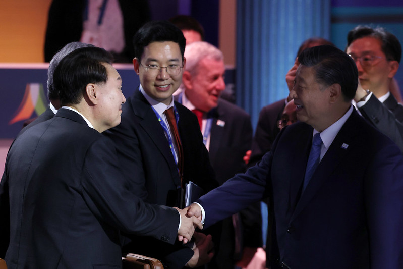 Presiden Yoon Suk Yeol (kiri) terlihat berjabat tangan dengan Presiden Tiongkok, Xi Jinping, pada dialog dan jamuan makan siang sesi 1 KTT APEC yang digelar pada tanggal 16 November (waktu setempat) di Moscone Center, San Fransisco, Amerika Serikat. (Jeon Han) 