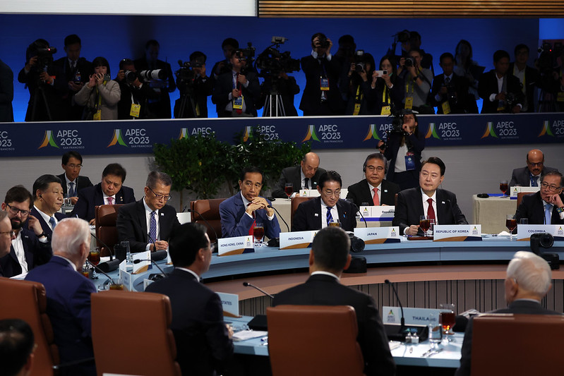 Presiden Yoon Suk Yeol hadir dalam dialog dan jamuan makan siang sesi 1 KTT APEC yang digelar pada tanggal 16 November (waktu setempat) di Moscone Center, San Fransisco, Amerika Serikat. Sesi 1 tersebut bertema Creating a Resilient and Sustainable Future for All. Presiden Yoon mengungkapkan dalam sesi pertama tersebut, Peran dan tanggung jawab APEC sangat penting untuk mengatasi krisis iklim karena menguasai 60% PDB (Produk Domestik Bruto) dunia. Korea akan mendukung negara-negara anggota APEC untuk berubah menggunakan energi bersih. (Jeon Han) 