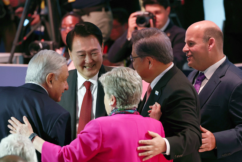 Presiden Yoon Suk Yeol (kedua dari kiri) terlihat berjabat tangan dengan beberapa pemimpin negara pada dialog dan jamuan makan siang sesi 1 KTT APEC yang digelar pada tanggal 16 November (waktu setempat) di Moscone Center, San Fransisco, Amerika Serikat. (Jeon Han)