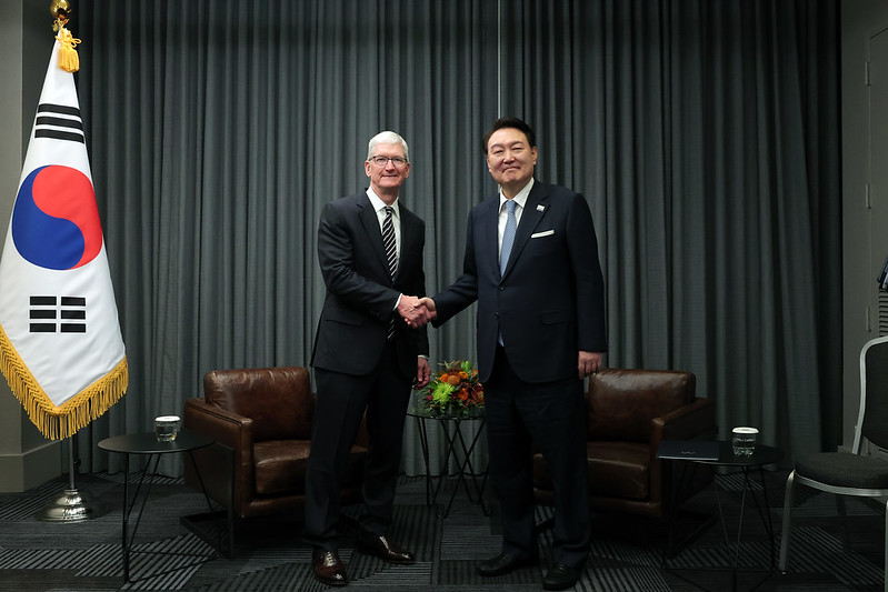 Presiden Yoon Suk Yeol (kanan) terlihat sedang berjabat tangan dengan CEO Apple, Tim Cook, pada tanggal 15 November (waktu setempat) di sebuah hotel yang terletak di San Fransisco, Amerika Serikat. Cook berkata, Tanpa bantuan dari perusahaan-perusahaan dan pemerintah Korea, Apple tidak akan berada di posisi kami saat ini. Kami akan terus bekerja sama dan berinvestasi dengan Korea. Presiden Yoon lalu berjanji bahwa pemerintah akan memberikan bantuan dengan aktif untuk mendukung kerja sama Apple dengan perusahaan-perusahaan Korea melalui kemampuan teknologi Korea yang saat ini terbaik di dunia. (Kim Yong Wii, Kantor Kepresidenan Republik Korea)