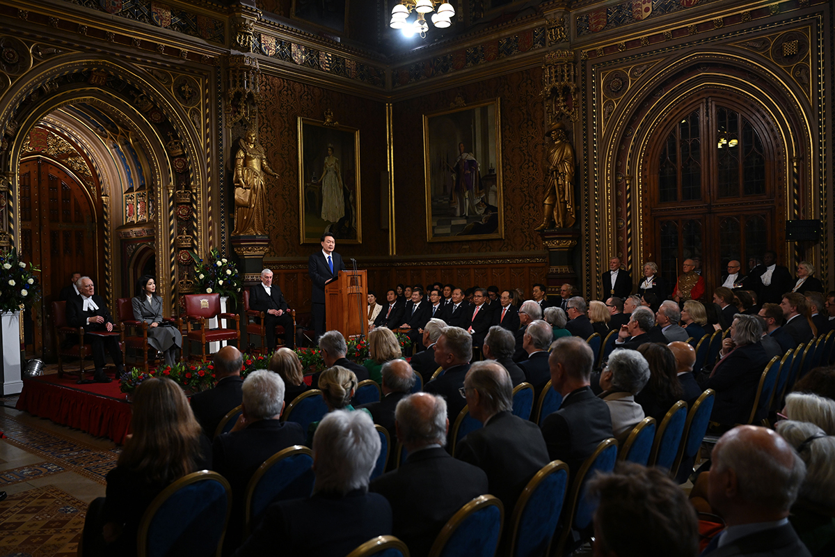 Presiden Yoon Suk Yeol (tengah) berpidato di depan para anggota Parlemen Inggris Raya pada tanggal 21 November (waktu setempat) di Istana Westminster, London, Inggris. (Kang Min Seok, Kantor Kepresidenan Republik Korea)