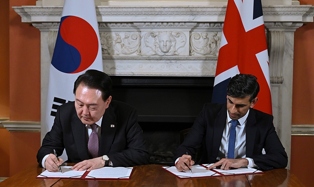 Presiden Yoon Suk Yeol (kiri) dab Perdana Menteri Inggris, Rishi Sunak, menandatangani Downing Street Accord pada KTT Korea Inggris yang diselenggarakan pada tanggal 22 November (waktu setempat) di Downing Street, London, Inggris.