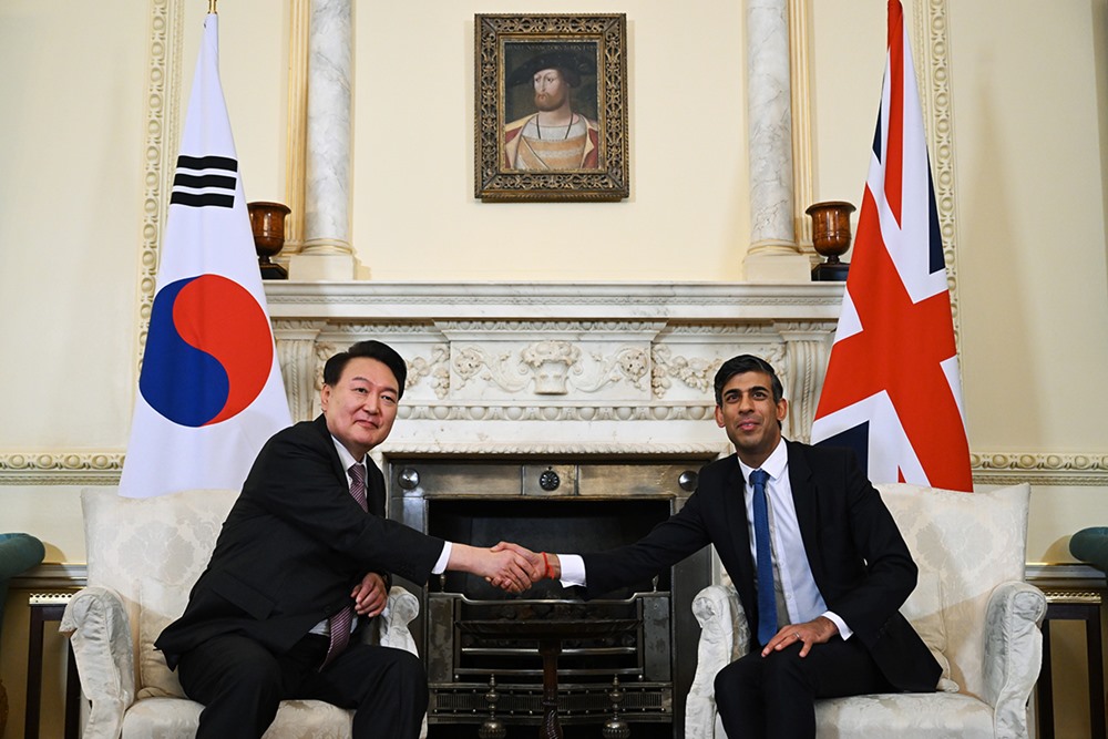 Presiden Yoon Suk Yeol (kiri) berjabat tangan dengan Perdana Menteri Inggris, Rishi Sunak, pada KTT Korea Inggris yang diselenggarakan pada tanggal 22 November (waktu setempat) di Downing Street, London, Inggris. 